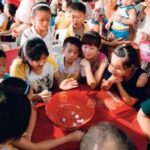 福建厦门中秋节博饼，起源于郑成功收复台湾；距今有500多年历史