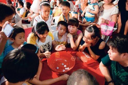 福建厦门中秋节博饼,起源于郑成功收复台湾;距今有500多年历史