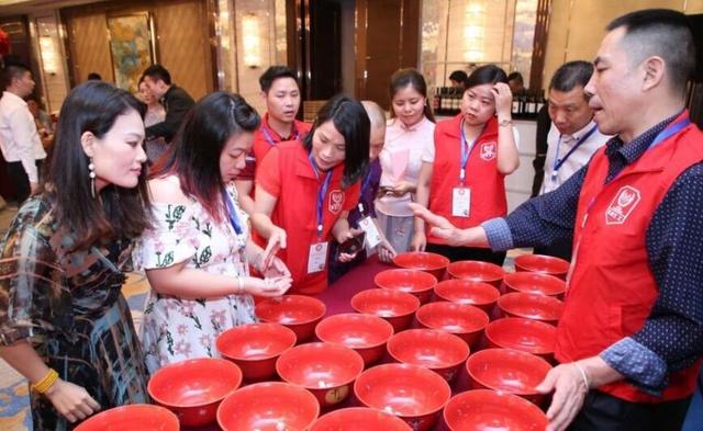 福建厦门中秋节博饼,起源于郑成功收复台湾;距今有500多年历史