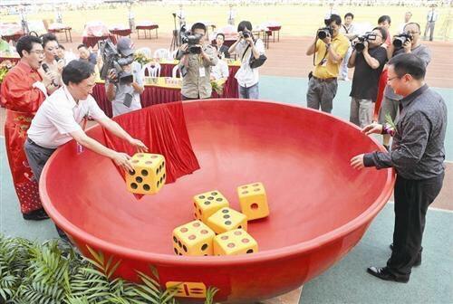 福建厦门中秋节博饼,起源于郑成功收复台湾;距今有500多年历史