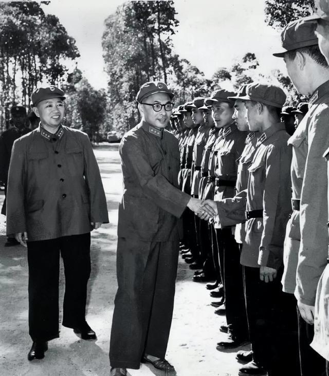 1958年叶飞炮击金门前,毛主席给他一张纸条,林彪:提前告知美国