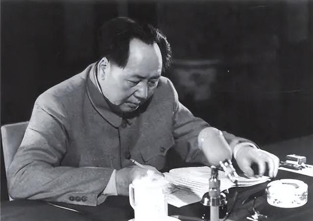 1958年叶飞炮击金门前,毛主席给他一张纸条,林彪:提前告知美国