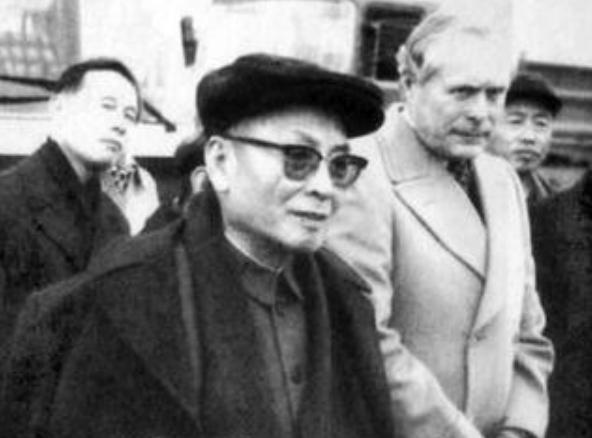 叶飞:原福建省委书记,53岁被监禁,69岁成副国级,亲家也副国级