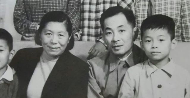 叶飞离家21年,华野司令解放家乡,七旬养母惊慌失措:长官,你是谁?