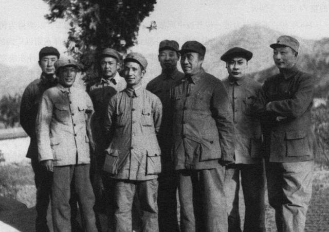 叶飞离家21年,华野司令解放家乡,七旬养母惊慌失措:长官,你是谁?