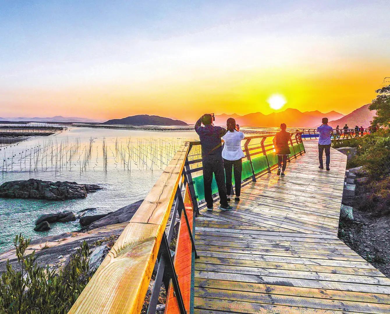 福建省霞浦县三沙镇三面环海,与三沙市同名,有光影栈道等景点