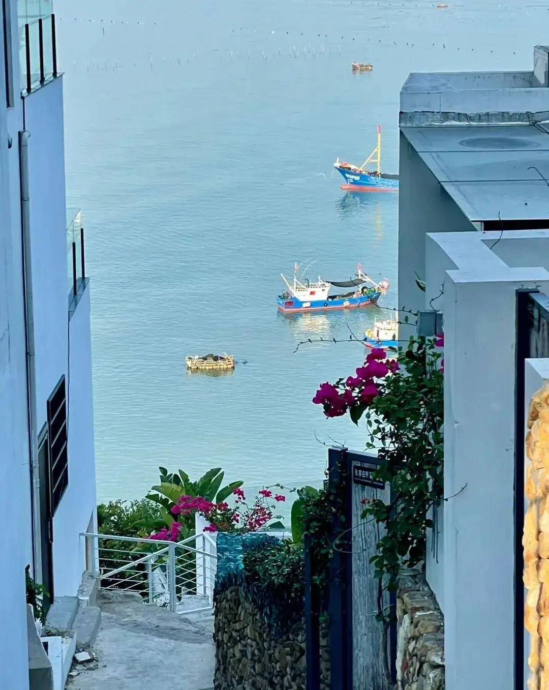 福建省霞浦县三沙镇三面环海,与三沙市同名,有光影栈道等景点