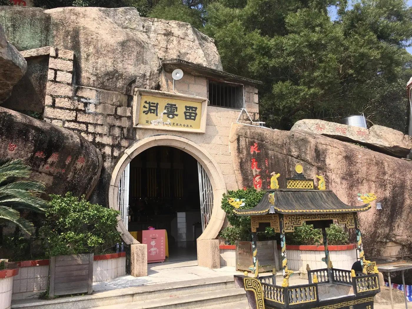 福建省霞浦县三沙镇三面环海,与三沙市同名,有光影栈道等景点