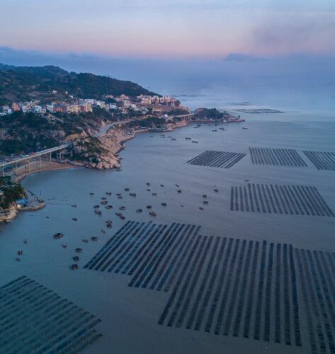 福建省霞浦县三沙镇三面环海，与三沙市同名，有光影栈道等景点