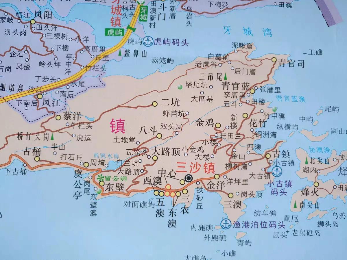 福建省霞浦县三沙镇三面环海,与三沙市同名,有光影栈道等景点