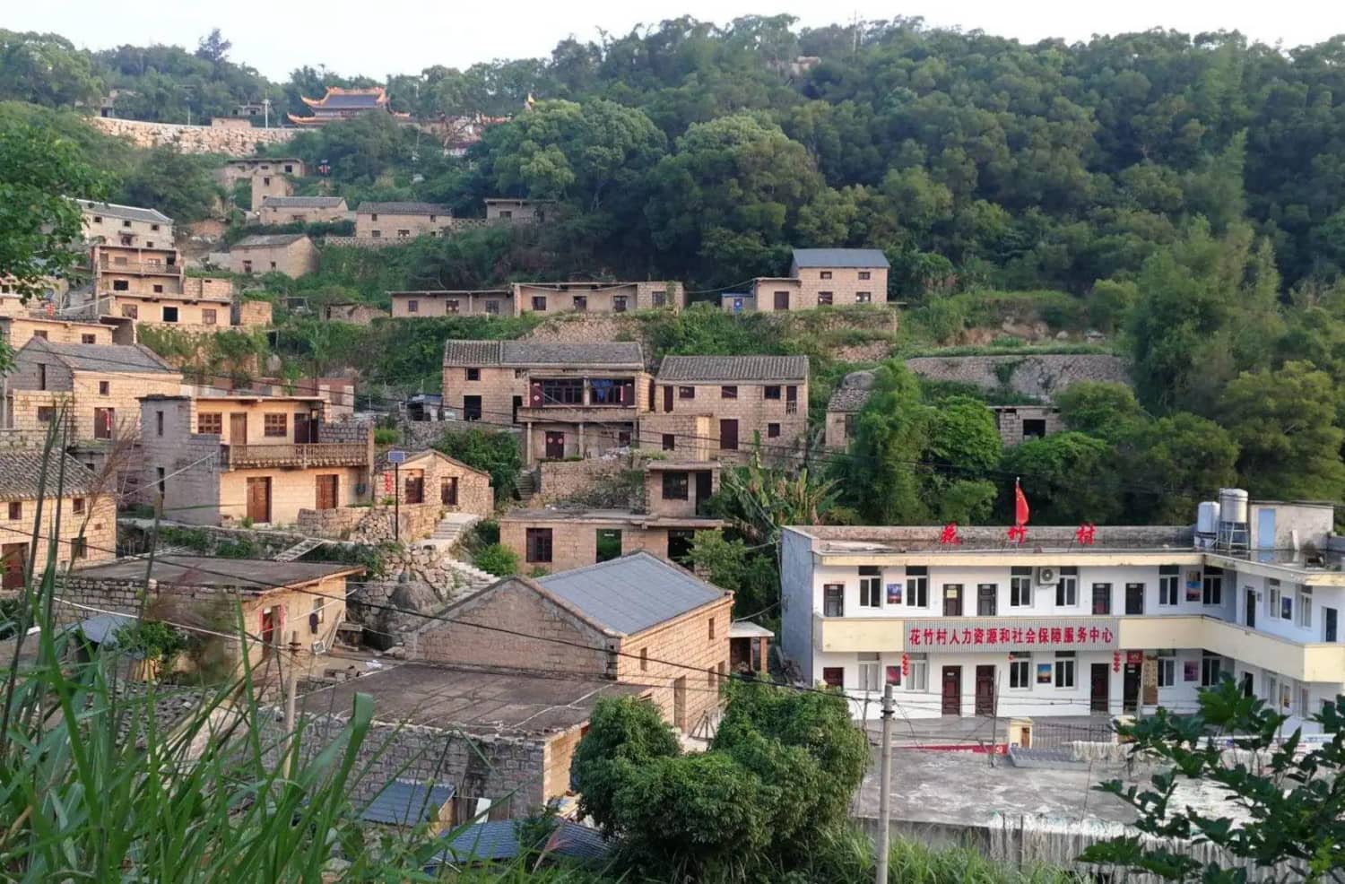福建省霞浦县三沙镇三面环海,与三沙市同名,有光影栈道等景点