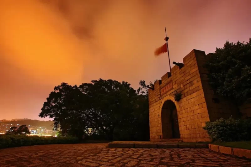 八闽门户之魅：厦门胡里山炮台与嘉庚公园的历史人文之旅