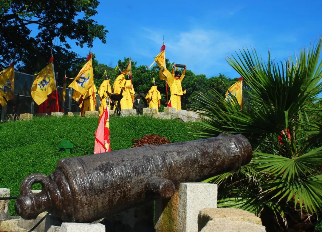 八闽门户之魅:厦门胡里山炮台与嘉庚公园的历史人文之旅