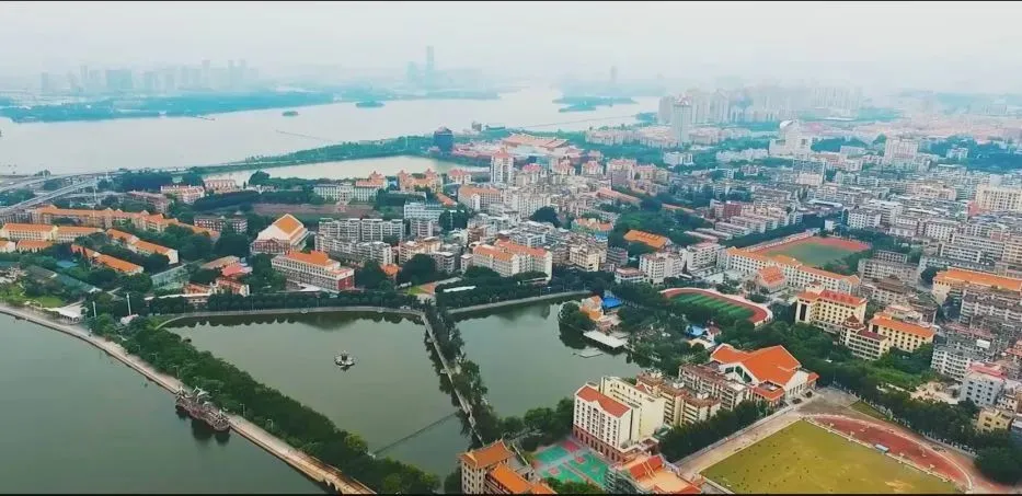 八闽门户之魅:厦门胡里山炮台与嘉庚公园的历史人文之旅