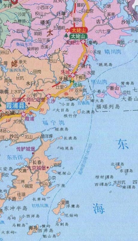 福建省霞浦县三沙镇三面环海，与三沙市同名，有光影栈道等景点