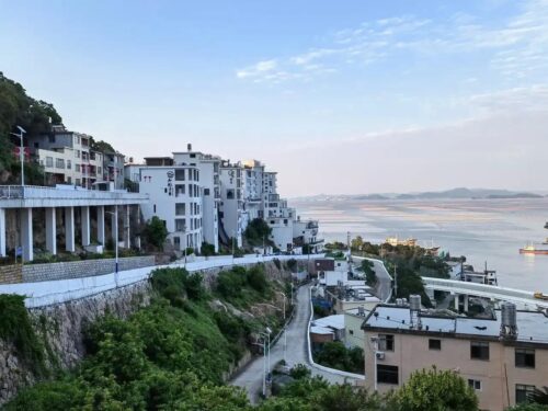 福建省霞浦县三沙镇三面环海，与三沙市同名，有光影栈道等景点