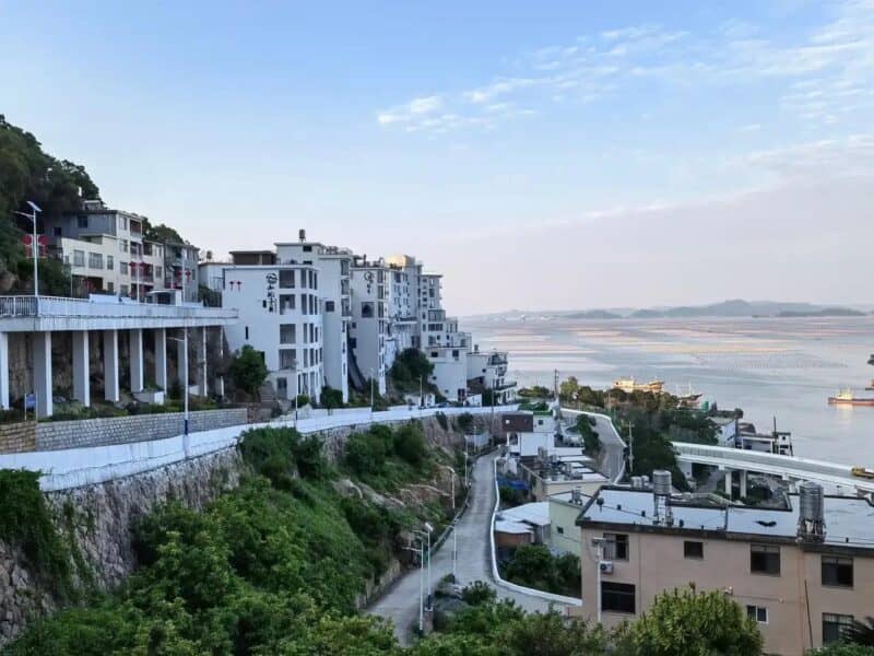 福建省霞浦县三沙镇三面环海，与三沙市同名，有光影栈道等景点