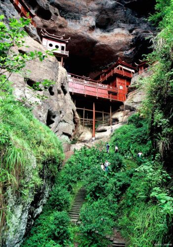 隐秘佛国：甘露岩寺的神秘面纱