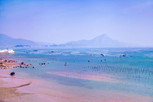最近想和朋友一起去霞浦玩，听说那边风景非常美，是拍照圣地，哪个地方拍照最美？什么时候去人比较少？自己玩方不方便？八闽君推荐下路线