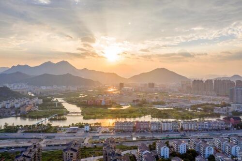 闽东胜地，有山名太姥。地处福鼎之南，东海之滨