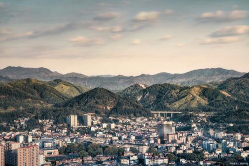 闽东胜地，有山名太姥。地处福鼎之南，东海之滨