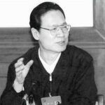 他19岁参军，47岁被授予少将军衔，后任福建省委书记，活到了61岁