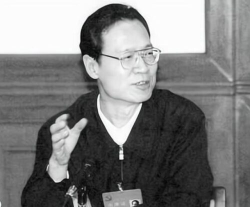 他19岁参军，47岁被授予少将军衔，后任福建省委书记，活到了61岁