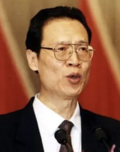 他19岁参军，47岁被授予少将军衔，后任福建省委书记，活到了61岁