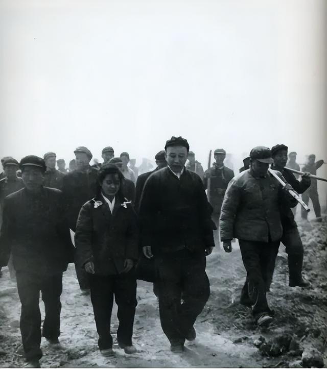 1955年王震给叶飞打通电话:我胆大包天地把他的县长职务,撤掉了
