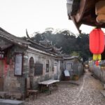 探寻龙岩古韵，土楼美食之旅：永定土楼品泡鸭爪，冠豸山畔尝香