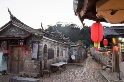 探寻龙岩古韵，土楼美食之旅：永定土楼品泡鸭爪，冠豸山畔尝香