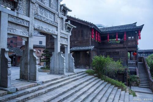 探寻龙岩古韵，土楼美食之旅：永定土楼品泡鸭爪，冠豸山畔尝香