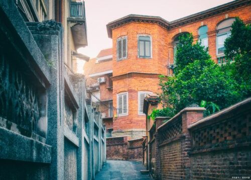 漫步鼓浪屿小巷，品味超软奶香吐司，解锁早餐夜宵美食地图
