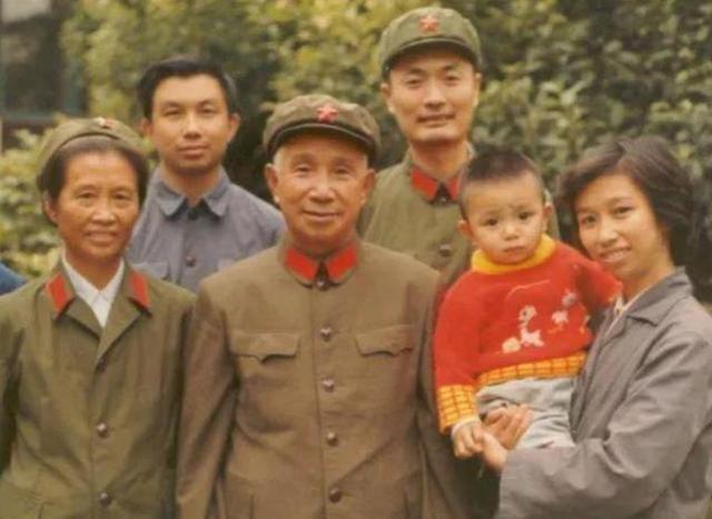 粟裕从来不是一个冷面战神,回归生活,他比一般人都要生动有趣