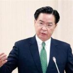 围台演习结束，岛内方寸大乱，吴钊燮语无伦次，送梅花鹿求和平