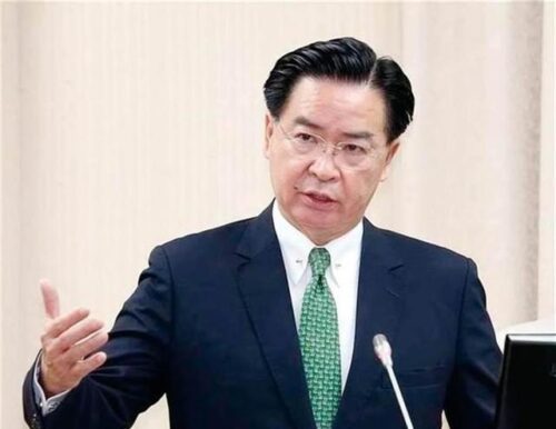 围台演习结束，岛内方寸大乱，吴钊燮语无伦次，送梅花鹿求和平