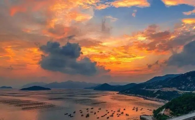 11月去哪?这座宝藏小城,半山半海,美景免费!