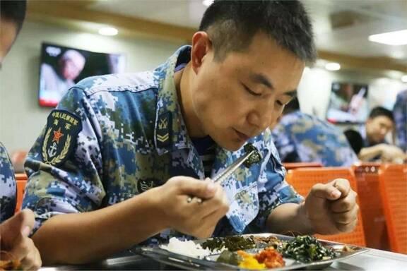 福建号航母出海,伙食费居然如此之高!出一次海到底耗费多少钱?