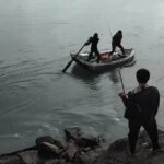 福建两钓鱼人遇涨潮急流跳船逃生，一人遇难！网友却埋怨岸边垂钓人