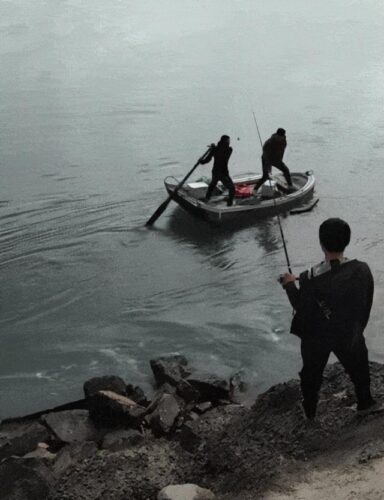 福建两钓鱼人遇涨潮急流跳船逃生，一人遇难！网友却埋怨岸边垂钓人