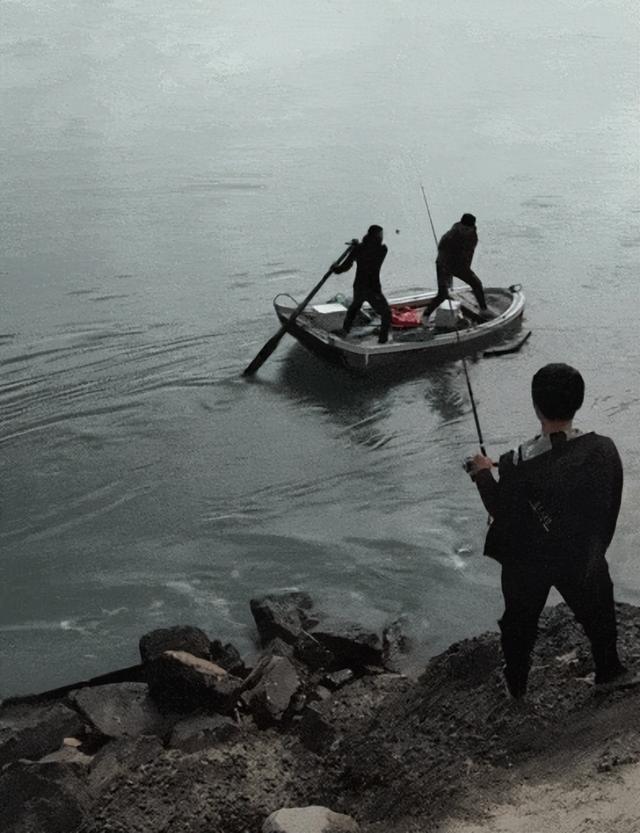 福建两钓鱼人遇涨潮急流跳船逃生,一人遇难!网友却埋怨岸边垂钓人
