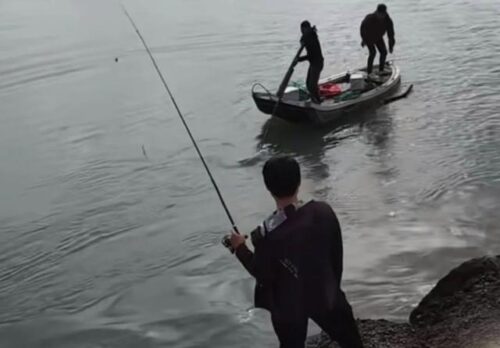 福建两钓鱼人遇涨潮急流跳船逃生，一人遇难！网友却埋怨岸边垂钓人
