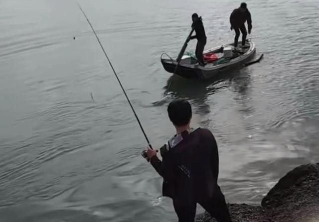 福建两钓鱼人遇涨潮急流跳船逃生,一人遇难!网友却埋怨岸边垂钓人