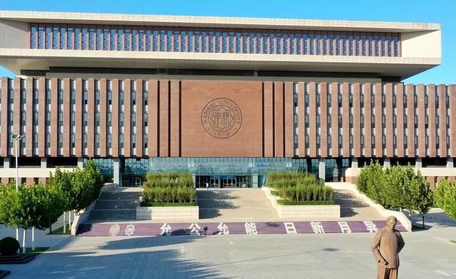 抖音创始人张一鸣，福建龙岩人，18岁考入南开，如今成中国首富