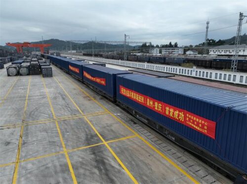 福建首趟50英尺“大白箱”白货班列今日发车