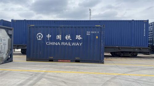 福建首趟50英尺“大白箱”白货班列今日发车