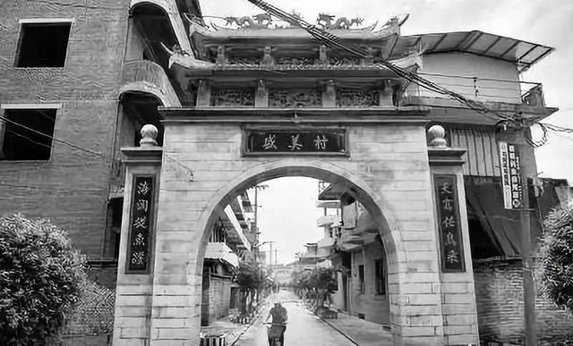 福建“蛇头皇后”:200多人因她跳海,她死后却被千人含泪送行