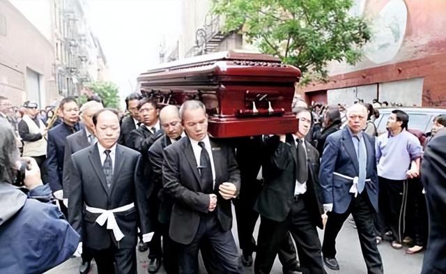 福建“蛇头皇后”:200多人因她跳海,她死后却被千人含泪送行