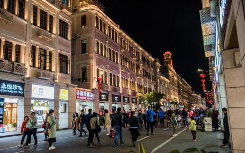 福建小城市厦门，面积仅为福州的七分之一，市中心在岛上