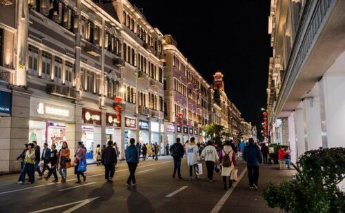 福建小城市厦门，面积仅为福州的七分之一，市中心在岛上